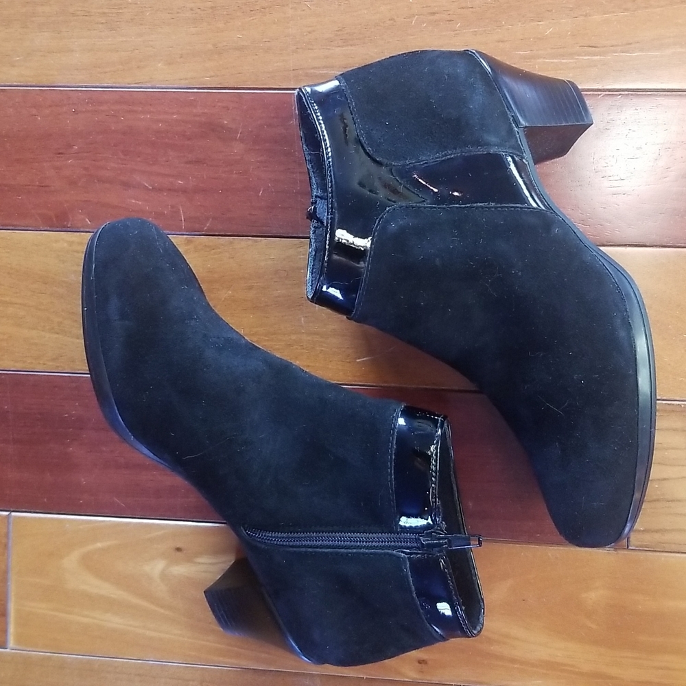 Never worn Munro American suede and patent leather ankle booties, size 6 WW
